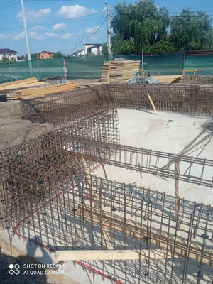 Armature des murs du sous-sol et coulage de la dalle de support pour la maison de 420 mètres carrés thumbnail