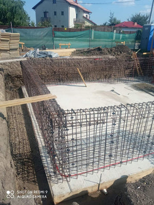 Armature des murs du sous-sol et coulage de la dalle de support pour la maison de 420 mètres carrés thumbnail