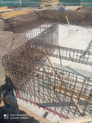 Armature des murs du sous-sol et coulage de la dalle de support pour la maison de 420 mètres carrés thumbnail