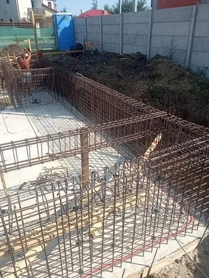 Armature des murs du sous-sol et coulage de la dalle de support pour la maison de 420 mètres carrés thumbnail