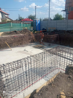 Armature des murs du sous-sol et coulage de la dalle de support pour la maison de 420 mètres carrés thumbnail