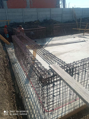 Armature des murs du sous-sol et coulage de la dalle de support pour la maison de 420 mètres carrés thumbnail