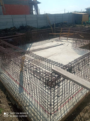 Armature des murs du sous-sol et coulage de la dalle de support pour la maison de 420 mètres carrés thumbnail