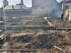 Maison à étages en phase de remblaiement de terre et compactage de la fondation thumbnail