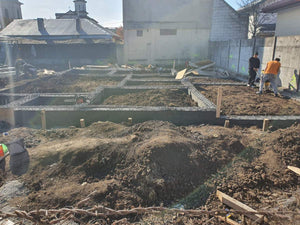 Maison à étages en phase de remblaiement de terre et compactage de la fondation thumbnail