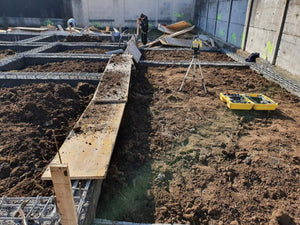 Maison à étages en phase de remblaiement de terre et compactage de la fondation thumbnail