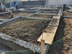Maison à étages en phase de remblaiement de terre et compactage de la fondation thumbnail