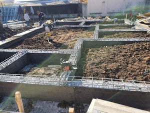Maison à étages en phase de remblaiement de terre et compactage de la fondation thumbnail