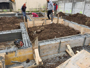 Maison à étages en phase de remblaiement de terre et compactage de la fondation thumbnail