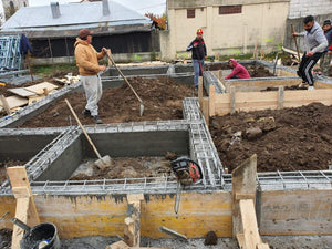 Maison à étages en phase de remblaiement de terre et compactage de la fondation thumbnail