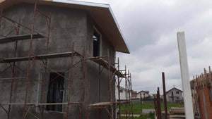 Maison à étages installation de treillis en fibre de verre avec adhésif et mastic thumbnail