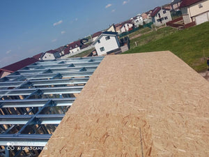 Maison en construction fermeture extérieure du toit par des panneaux OSB de 20 mm thumbnail