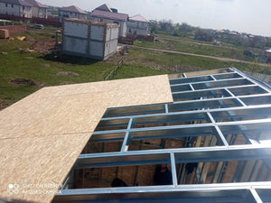 Maison en construction fermeture extérieure du toit par des panneaux OSB de 20 mm thumbnail