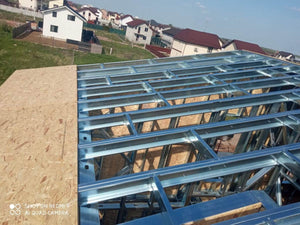 Maison en construction fermeture extérieure du toit par des panneaux OSB de 20 mm thumbnail