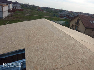 Maison en construction fermeture extérieure du toit par des panneaux OSB de 20 mm thumbnail