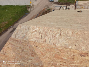 Maison en construction fermeture extérieure du toit par des panneaux OSB de 20 mm thumbnail
