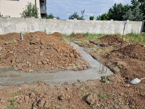 Maison dans le département d'Ilfov, étape de coulage du béton mort dans les tranchées de fondation thumbnail