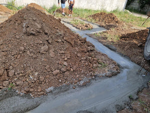 Maison dans le département d'Ilfov, étape de coulage du béton mort dans les tranchées de fondation thumbnail
