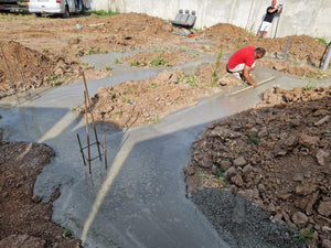 Maison dans le département d'Ilfov, étape de coulage du béton mort dans les tranchées de fondation thumbnail