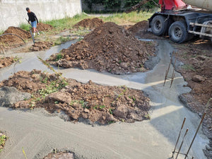 Maison dans le département d'Ilfov, étape de coulage du béton mort dans les tranchées de fondation thumbnail