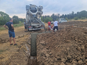 Maison dans le département d'Ilfov, étape de coulage du béton mort dans les tranchées de fondation thumbnail