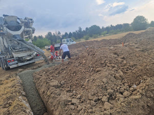 Maison dans le département d'Ilfov, étape de coulage du béton mort dans les tranchées de fondation thumbnail