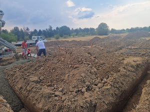Maison dans le département d'Ilfov, étape de coulage du béton mort dans les tranchées de fondation thumbnail