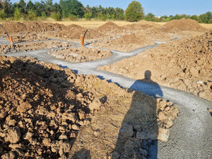 Maison dans le département d'Ilfov, étape de coulage du béton mort dans les tranchées de fondation thumbnail