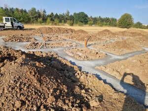 Maison dans le département d'Ilfov, étape de coulage du béton mort dans les tranchées de fondation thumbnail