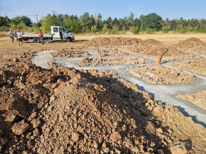 Maison dans le département d'Ilfov, étape de coulage du béton mort dans les tranchées de fondation thumbnail