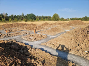Maison dans le département d'Ilfov, étape de coulage du béton mort dans les tranchées de fondation thumbnail