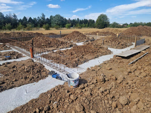 Maison dans le département d'Ilfov, étape de coulage du béton mort dans les tranchées de fondation thumbnail