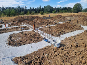 Maison dans le département d'Ilfov, étape de coulage du béton mort dans les tranchées de fondation thumbnail