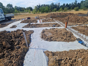 Maison dans le département d'Ilfov, étape de coulage du béton mort dans les tranchées de fondation thumbnail