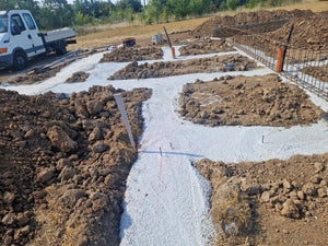 Maison dans le département d'Ilfov, étape de coulage du béton mort dans les tranchées de fondation thumbnail
