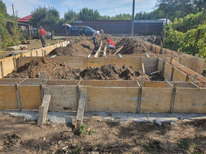 Maison en métal à Ialomita plantation d'armature et coffrage des poutres de fondation thumbnail