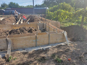 Maison en métal à Ialomita plantation d'armature et coffrage des poutres de fondation thumbnail