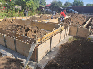 Maison en métal à Ialomita plantation d'armature et coffrage des poutres de fondation thumbnail