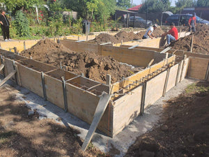 Maison en métal à Ialomita plantation d'armature et coffrage des poutres de fondation thumbnail