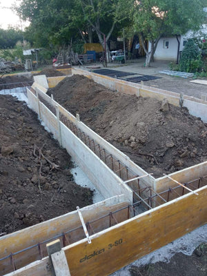 Maison en métal à Ialomita plantation d'armature et coffrage des poutres de fondation thumbnail