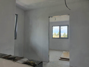 Maison en métal sur le chantier application d'un revêtement d'apprêt et de vinyle thumbnail