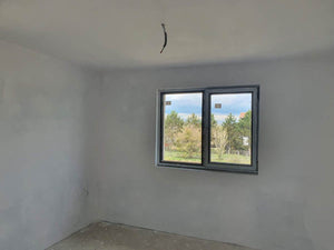 Maison en métal sur le chantier application d'un revêtement d'apprêt et de vinyle thumbnail