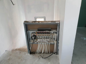 Maison en métal sur le chantier application d'un revêtement d'apprêt et de vinyle thumbnail