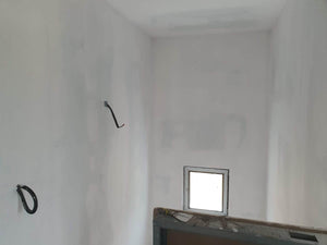 Maison en métal sur le chantier application d'un revêtement d'apprêt et de vinyle thumbnail