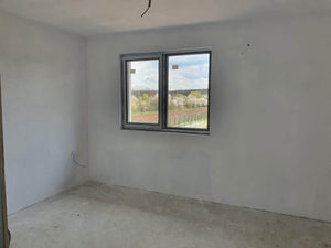 Maison en métal sur le chantier application d'un revêtement d'apprêt et de vinyle thumbnail