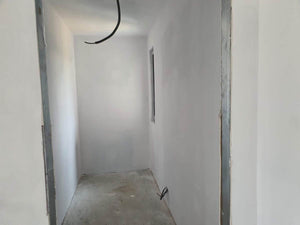 Maison en métal sur le chantier application d'un revêtement d'apprêt et de vinyle thumbnail