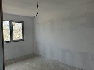 Maison en métal sur le chantier application d'un revêtement d'apprêt et de vinyle thumbnail
