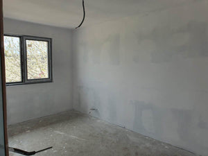 Maison en métal sur le chantier application d'un revêtement d'apprêt et de vinyle thumbnail