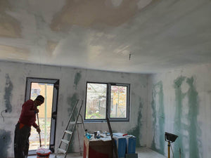 Maison en métal sur le chantier application d'un revêtement d'apprêt et de vinyle thumbnail