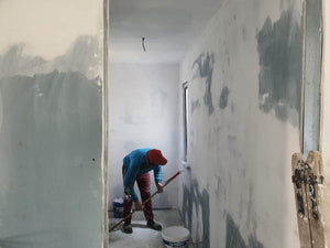 Maison en métal sur le chantier application d'un revêtement d'apprêt et de vinyle thumbnail